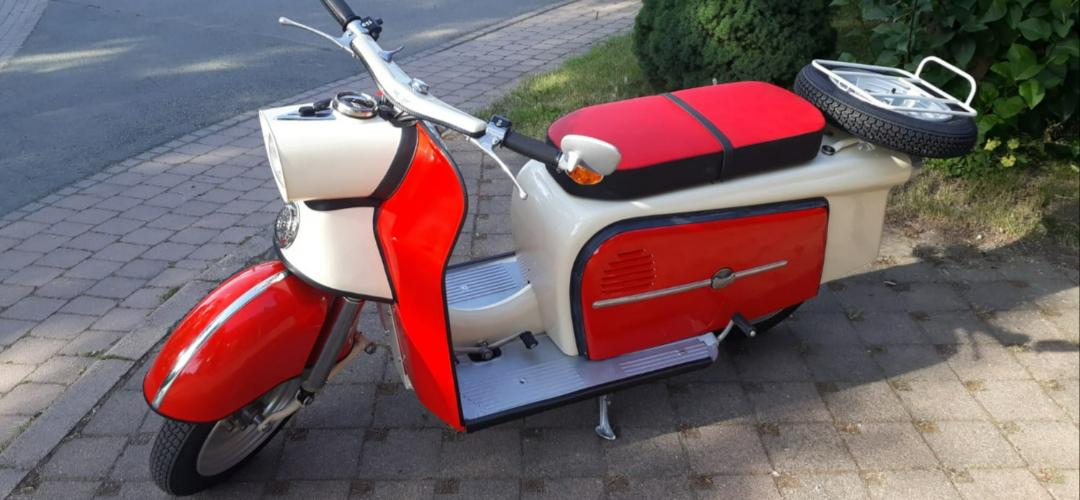 Ein rot-weißes Moped